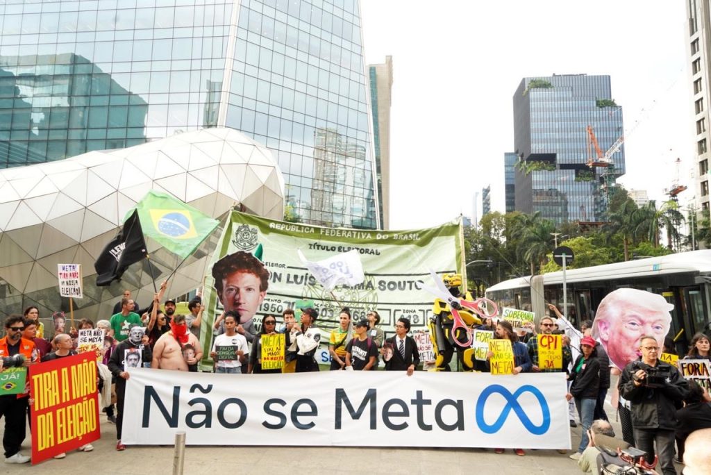 Entidades protestam em frente à Meta contra interferência eleitoral e em defesa da soberania digital